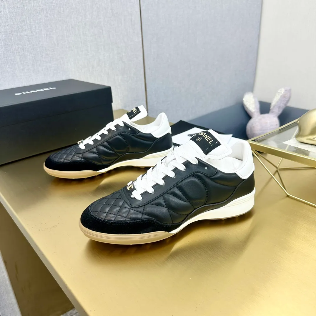 👟👟Ex-factory price 520👟👟 Top version Chanel Chanel - 2023 counter top casual sports shoes. This classic design; the upper is electro-embroidered with a variety of techniques; the outsole is fashionable and sporty; it is unusual to incorporate a variety of color matching elements... The diversified mix and match is very beautiful and versatile, and can be used for leisure, fashion, sports and outdoor... ꫛꫀꪝ Go➫ Material: ❶The upper is made of: original imported mercerized velvet + double-layer breathable mesh ❷The inner part is made of: the original imported breathable mesh ❸The outsole is based on: original TPU combination outsole Special counter boutique packaging complete set for women 35–41